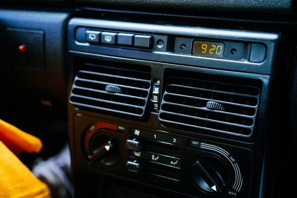 cacher la caméra dans la voiture