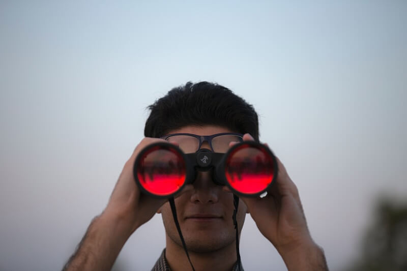 espionner avec des jumelles