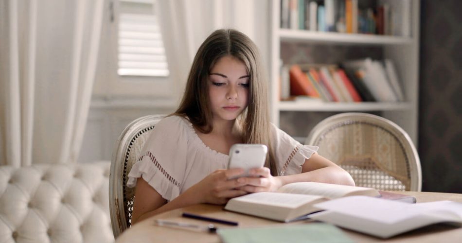 negative effects of smartphones on students | Effets négatifs des smartphones sur les adolescents et les étudiants