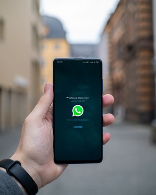 pourquoi l'escroc utilise WhatsApp