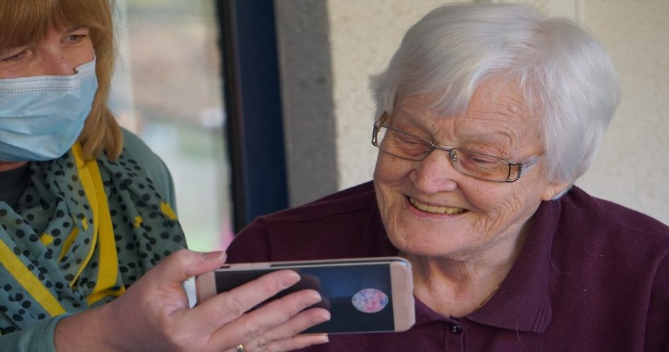 senior phone track | Comment suivre le téléphone des parents âgés à distance ?